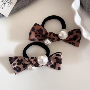Detail of leopard print bow hair ties with large pearls and high elasticity bands
