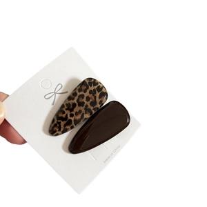 Set di fermagli per capelli con stampa leopardata marrone e finitura lucida su cartoncino