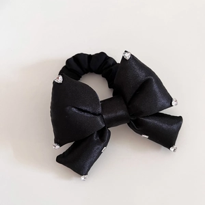 Élastique à cheveux chic en satin noir orné de strass brillants en forme de cœur et carrés