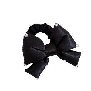 Chouchou nœud en satin noir avec bords en strass et ruban élastique solide