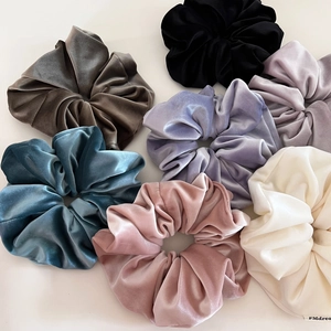 Set di sette elastici per capelli in velluto dai colori eleganti con lucentezza morbida