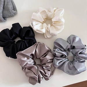 Lot de quatre chouchous en satin brillant en crème, noir, argent et gris café
