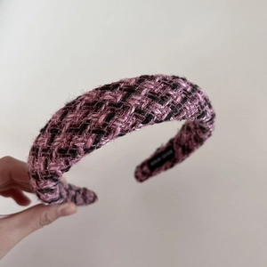 Détail macro du serre-tête en tweed épais rose et noir avec doublure intérieure douce