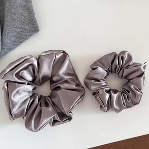 Chouchous élégants en satin de soie champagne de deux tailles avec texture soyeuse
