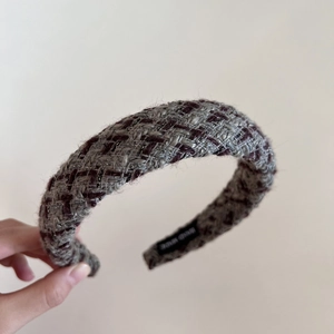 Gros plan du serre-tête en tweed épais fait main avec une texture tissée