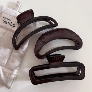 Three-piece wood grain texture hair claw clips set in tortoise shell finish for women