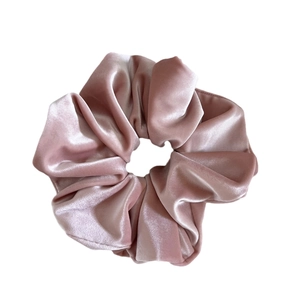 Elegante elastico scrunchie in raso rosa chiaro oversize con finitura lucida