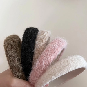 Set mit fünf flauschigen breiten Haarbändern in neutralen Farben wie Beige und Braun
