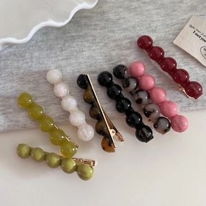 Lot de sept barrettes en acétate colorées aux tons écaille de tortue et couleurs bonbon