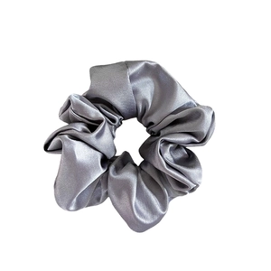 Chouchou élégant en satin gris argenté avec texture métallique et finition brillante