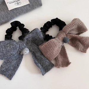 Élastiques à cheveux nœuds en tricot gris et marron avec pompons et pendentifs chic