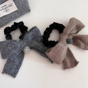 Élastiques à cheveux nœuds en tricot gris foncé et marron café, texture laineuse