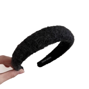Einfaches schwarzes Plüschstirnband mit Schwammkern und flauschiger Textur für den Winter