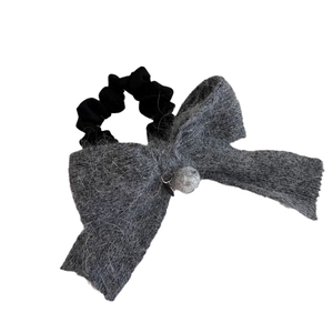 Chouchou élégant en maille gris foncé avec nœud et breloque pompon pour femmes