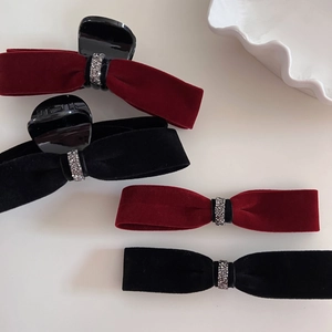 Dettaglio di fermagli per capelli in velluto di lusso e mollette con strass argentati
