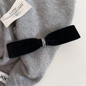 Elegante fermaglio per capelli in velluto nero con fiocco e strass scintillanti