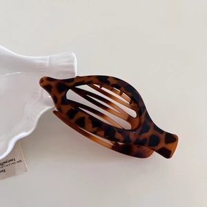 Minimalist oval tortoiseshell hair clip with leopard print design and sturdy teeth