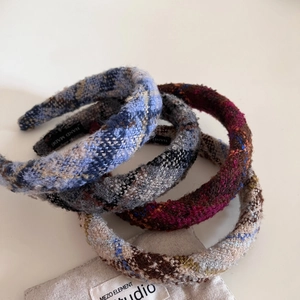 Quatre serre-têtes en tweed vintage en bleu, gris, bordeaux et beige sur sac en lin