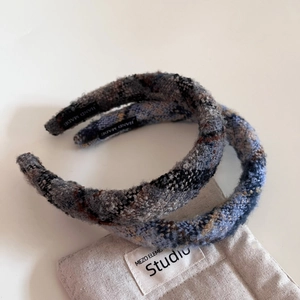 Détail de serre-têtes en tweed fait main avec texture et pochette premium en coton