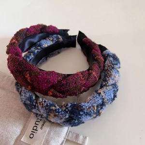 Lot de deux serre-têtes tressés en tweed vintage aux tons violet et bleu élégants