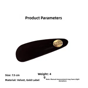 Detailansicht einer 7,5cm schwarzen Samt-Haarspange mit goldener gravierter Metallplakette