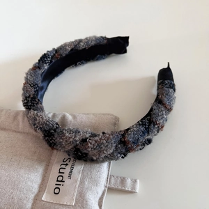 Détail du serre-tête en tweed à texture vintage bleue et grise sur un sac en lin