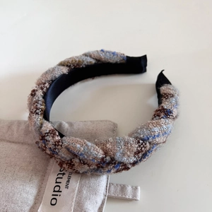 Détail du serre-tête en tweed bleu et marron torsadé avec son petit sac en lin