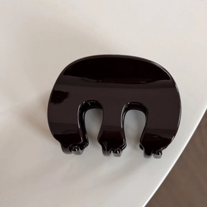 Gros plan d'une pince à cheveux foncée brillante pour coiffures élégantes de style français