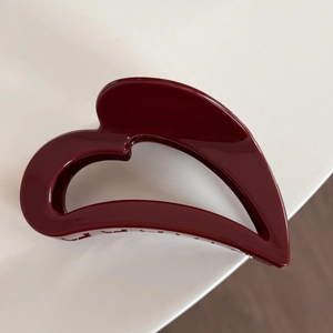 Pince à cheveux cœur rouge vin profond en PC avec finition brillante pour coiffure française