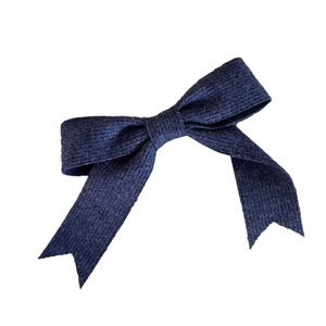 Barrette à cheveux élégante en tricot bleu marine avec nœud et texture côtelée verticale