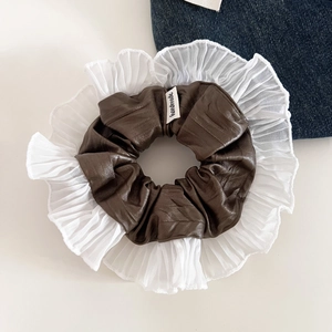 Chouchou rétro en cuir marron foncé avec plis en organza blanc et étiquette fait main