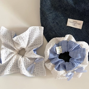Détail de chouchous en dentelle à carreaux bleus avec perles et rubans style ballet