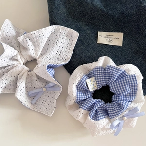 Lot de chouchous en dentelle à carreaux bleu clair avec nœud et perle sur denim