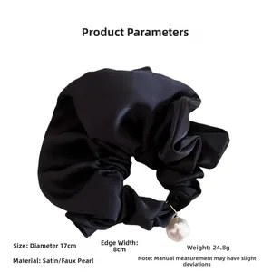 Λεπτομέρεια μαύρου σατέν scrunchie 17cm με μενταγιόν πέρλας και ύφασμα πλάτους 8cm