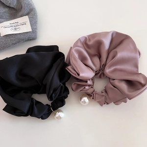 Κομψά Σατέν Scrunchies Με Τεχνητό Τεχνητό Μαργαριτάρι Μενταγιόν Πλισέ Μεγάλα Λαστιχάκια Μαλλιών για Γυναίκες Ήπιο Στυλ Μόδα Αξεσουάρ Μαλλιών