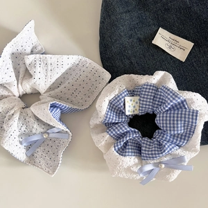 Détails des chouchous en dentelle à carreaux bleus avec perles et rubans élégants
