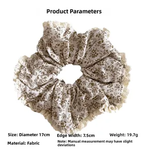 Détail chouchou floral géant avec bordure en dentelle et dimensions de 17cm de diamètre