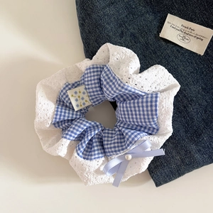 Chouchou en dentelle à carreaux bleus avec nœud lavande et perle style ballerine