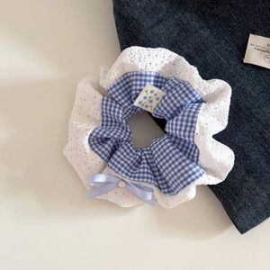 Détails du chouchou en vichy bleu et dentelle avec perle et nœud en satin violet