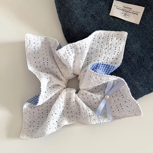 Chouchou à carreaux bleus avec broderie dentelle et nœud perlé pour coiffure femme