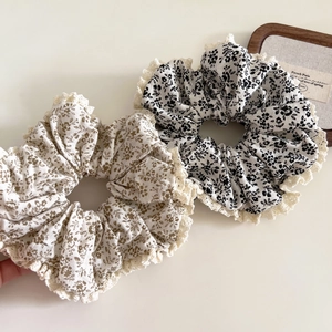 Chouchous français surdimensionnés à fleurs avec bordure en dentelle beige et blanc