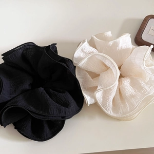 Elegant 4-layer oversized pleated scrunchies in black and white wavy fabric
