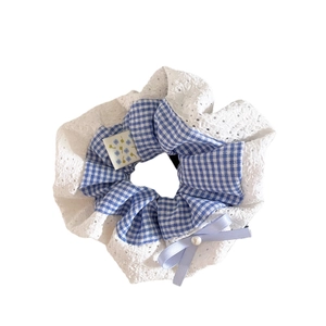 Chouchou à carreaux bleus et dentelle blanche avec nœud et perle de style ballerine