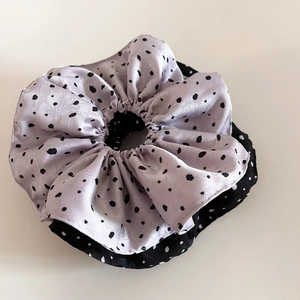 Chouchou géant style français à pois lavande avec texture volantée multicouche