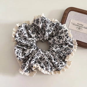 Chouchou floral français surdimensionné avec dentelle crème et design rétro chic