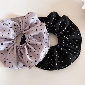 Détails de chouchous surdimensionnés à pois en lavande et noir en tissu satiné brillant