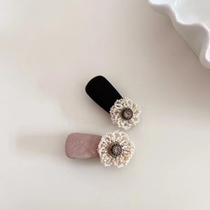 Exquisite pearl beaded flower hair clips in black and pink for women's elegant styling