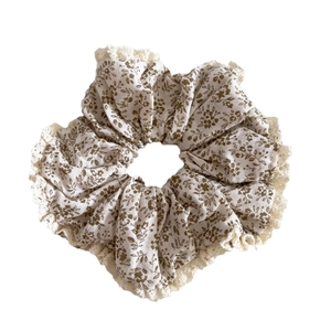 Chouchou floral français surdimensionné avec dentelle beige et motifs de fleurs vintage