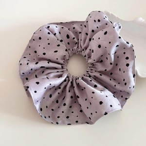 Grand chouchou élégant violet clair à pois en satin lisse pour coiffure de femme chic