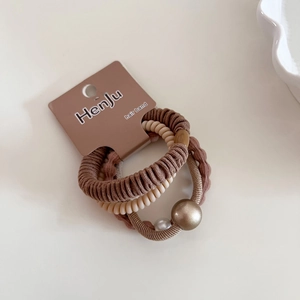 Détail de l'ensemble d'élastiques à cheveux léopard marron sur support cartonné